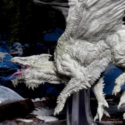 D&D Icons of the Realms Miniatures: Adult White Dragon Premium Figure