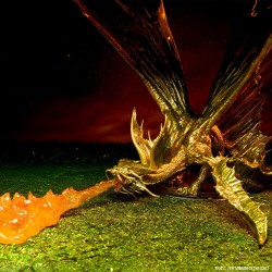 D&D Icons of the Realms Miniatures: Adult Gold Dragon Premium Figure